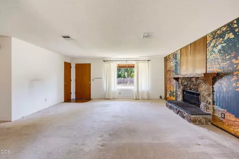 Living - 520 Elm Way, Eagle Point, OR 97524 photo 3 of 7