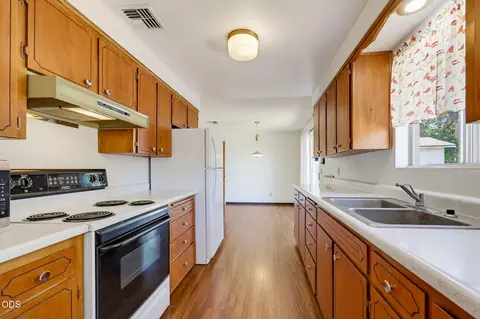Kitchen - 520 Elm Way, Eagle Point, OR 97524 photo 4 of 4