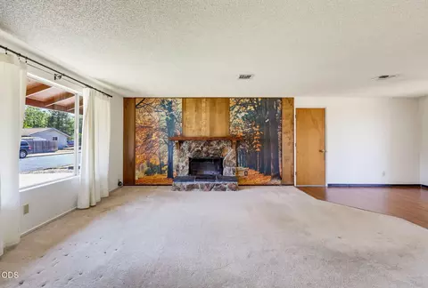 Living - 520 Elm Way, Eagle Point, OR 97524 photo 2 of 7