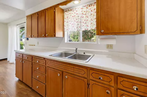 Kitchen - 520 Elm Way, Eagle Point, OR 97524 photo 3 of 4