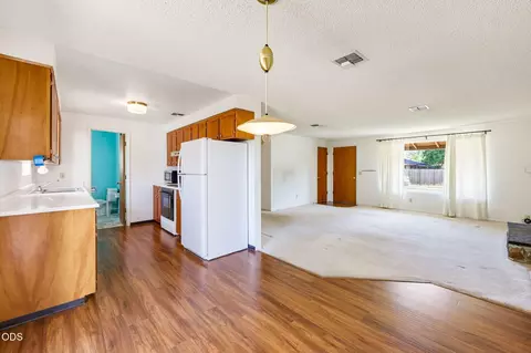 Living - 520 Elm Way, Eagle Point, OR 97524 photo 7 of 7