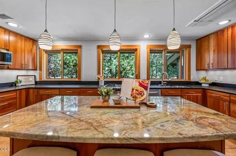 Kitchen - 770 NW Broken Arrow Rd, Bend, OR 97703 photo 4 of 8