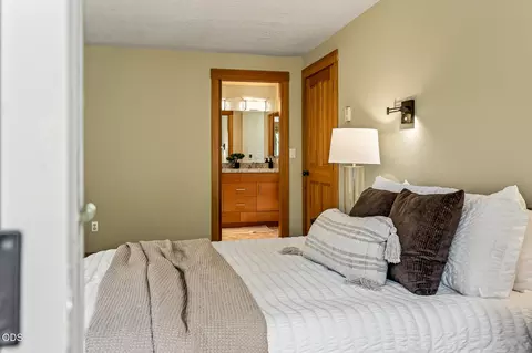 Bedroom - 770 NW Broken Arrow Rd, Bend, OR 97703 photo 3 of 4
