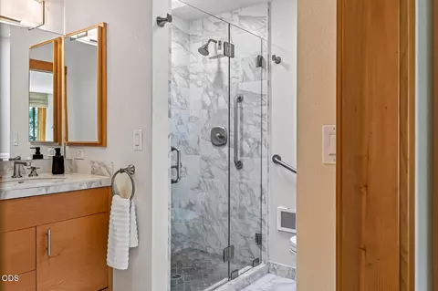 Bath - 770 NW Broken Arrow Rd, Bend, OR 97703 photo 4 of 8