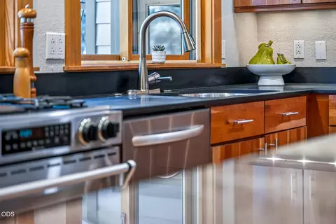 Kitchen - 770 NW Broken Arrow Rd, Bend, OR 97703 photo 8 of 8