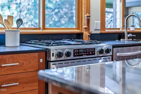Kitchen - 770 NW Broken Arrow Rd, Bend, OR 97703 photo 7 of 8