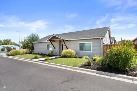 305 Moody Ln, Medford, OR 97501