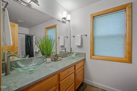 Bath - 60780 Currant Way, Bend, OR 97702 photo 6 of 9