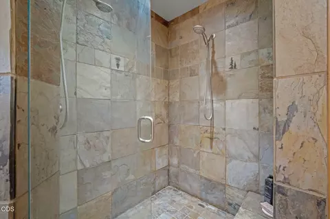 Bath - 60780 Currant Way, Bend, OR 97702 photo 4 of 9