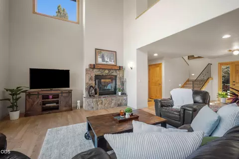 Living - 60780 Currant Way, Bend, OR 97702 photo 3 of 5