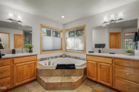 Bath - 60780 Currant Way, Bend, OR 97702 photo 2 of 9