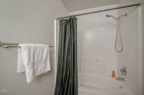 Bath - 60780 Currant Way, Bend, OR 97702 photo 7 of 9