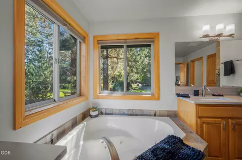 Bath - 60780 Currant Way, Bend, OR 97702 photo 3 of 9