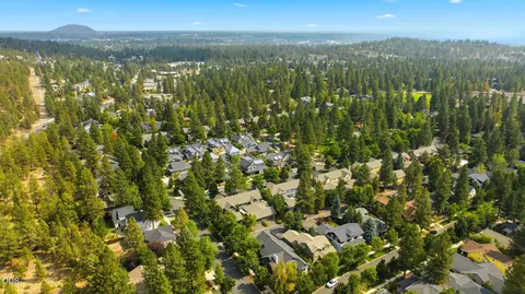 View/Area - 1683 NW Lewis St, Bend, OR 97703 photo 2 of 8