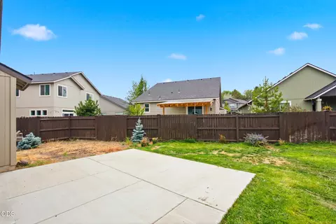 Exterior - 2981 NE Roxy Pl, Bend, OR 97701 photo 5 of 8