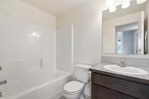 Bath - 2981 NE Roxy Pl, Bend, OR 97701 photo 2 of 2