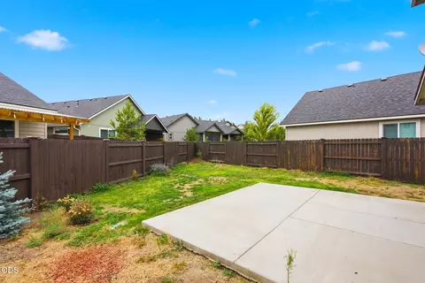 Exterior - 2981 NE Roxy Pl, Bend, OR 97701 photo 6 of 8