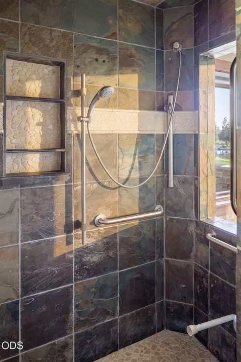 Bath - 56680 Lunar Dr, Bend, OR 97707 photo 3 of 7