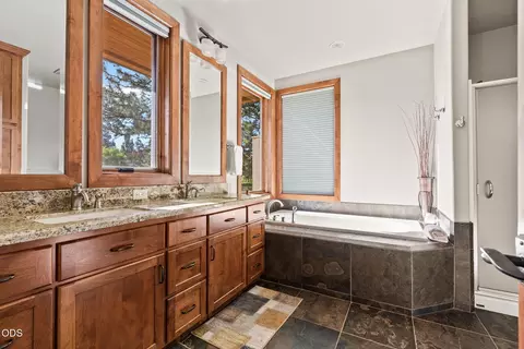 Bath - 56680 Lunar Dr, Bend, OR 97707 photo 6 of 7