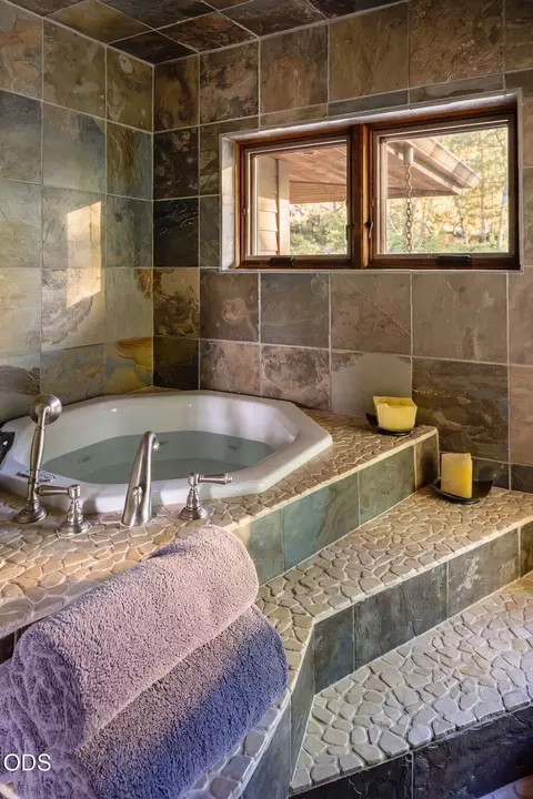 Bath - 56680 Lunar Dr, Bend, OR 97707 photo 4 of 7