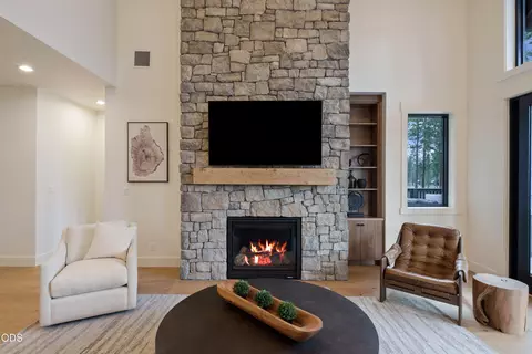 Living - 18211 Basalt Ln, Bend, OR 97707 photo 3 of 4
