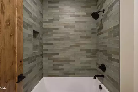 Bath - 18211 Basalt Ln, Bend, OR 97707 photo 11 of 11