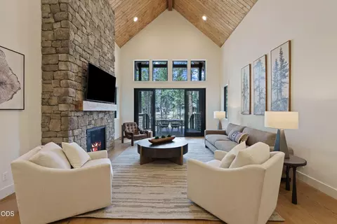 Living - 18211 Basalt Ln, Bend, OR 97707 photo 1 of 4
