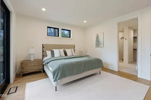 Bedroom - 18211 Basalt Ln, Bend, OR 97707 photo 2 of 10