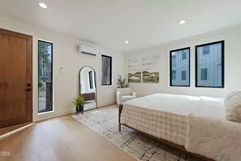 Bedroom - 18211 Basalt Ln, Bend, OR 97707 photo 7 of 10