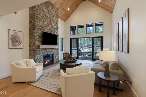 Living - 18211 Basalt Ln, Bend, OR 97707 photo 2 of 4