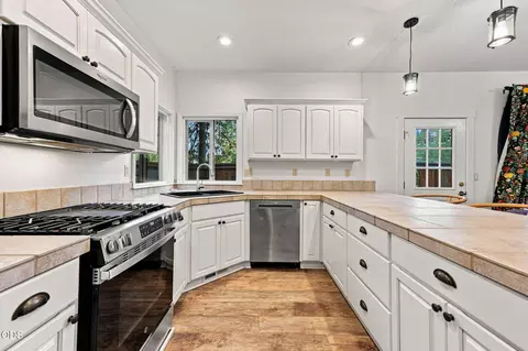 Kitchen - 19773 Astro Pl, Bend, OR 97702 photo 2 of 3