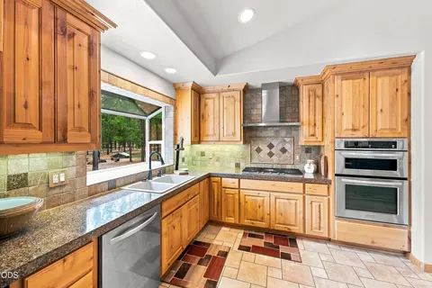 Kitchen - 52216 Moose Rd, La Pine, OR 97739 photo 3 of 6