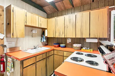 Kitchen - 52216 Moose Rd, La Pine, OR 97739 photo 5 of 6