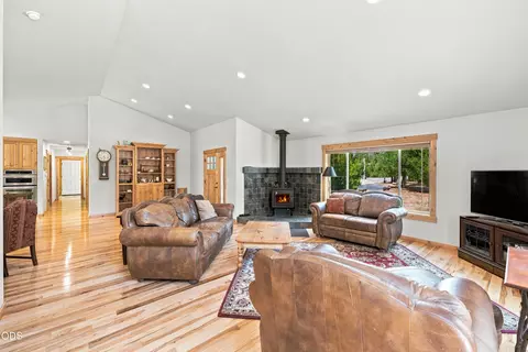 Living - 52216 Moose Rd, La Pine, OR 97739 photo 7 of 7