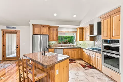 Kitchen - 52216 Moose Rd, La Pine, OR 97739 photo 2 of 6
