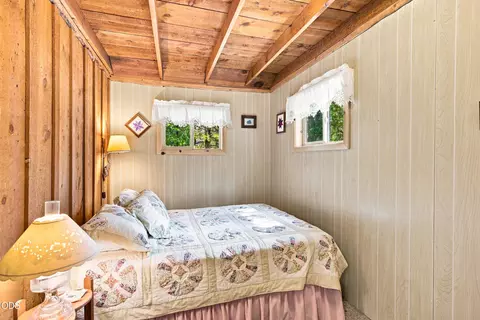 Bedroom - 52216 Moose Rd, La Pine, OR 97739 photo 5 of 5