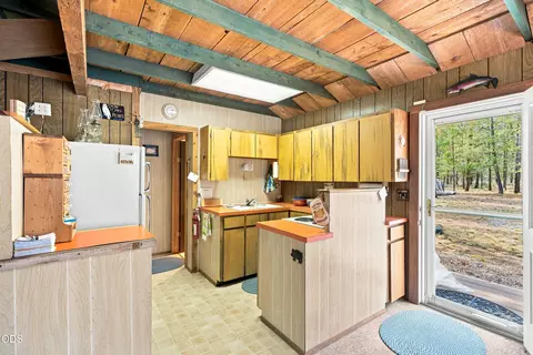 Kitchen - 52216 Moose Rd, La Pine, OR 97739 photo 4 of 6