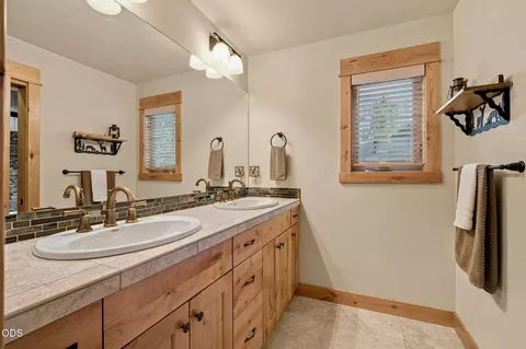 Bath - 56311 Fireglass Loop, Bend, OR 97707 photo 5 of 6