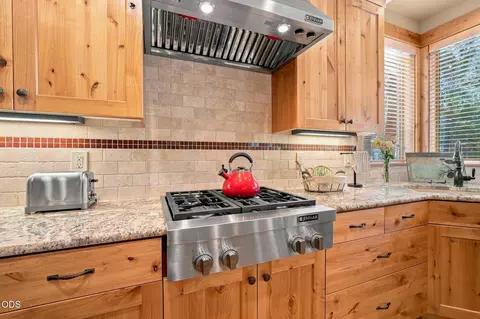 Kitchen - 56311 Fireglass Loop, Bend, OR 97707 photo 5 of 7