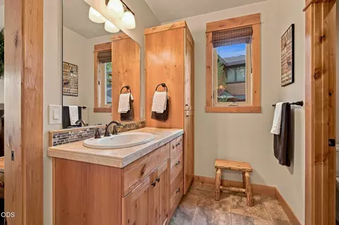 Bath - 56311 Fireglass Loop, Bend, OR 97707 photo 3 of 6