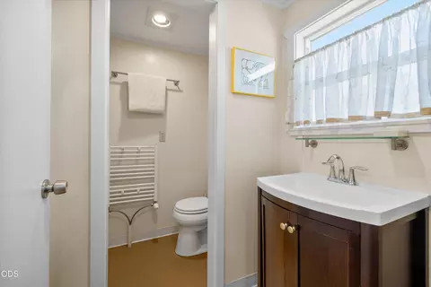 Bath - 61859 Dobbin Rd, Bend, OR 97702 photo 8 of 8