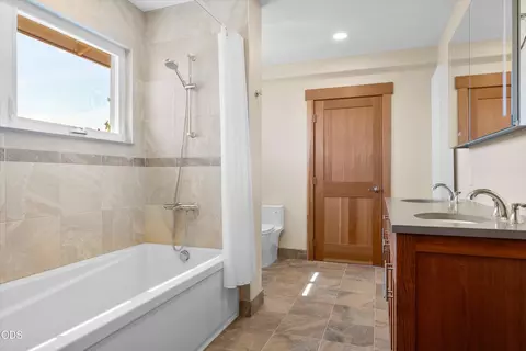 Bath - 61859 Dobbin Rd, Bend, OR 97702 photo 6 of 8