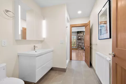 Bath - 61859 Dobbin Rd, Bend, OR 97702 photo 3 of 8
