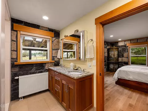 Bath - 61859 Dobbin Rd, Bend, OR 97702 photo 2 of 8