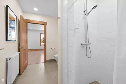 Bath - 61859 Dobbin Rd, Bend, OR 97702 photo 4 of 8