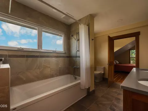 Bath - 61859 Dobbin Rd, Bend, OR 97702 photo 7 of 8