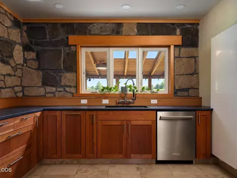 Kitchen - 61859 Dobbin Rd, Bend, OR 97702 photo 4 of 5