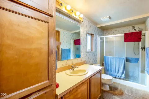 Bath - 59865 Cheyenne Rd, Bend, OR 97702 photo 2 of 2