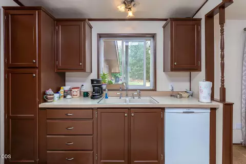 Kitchen - 59865 Cheyenne Rd, Bend, OR 97702 photo 3 of 3