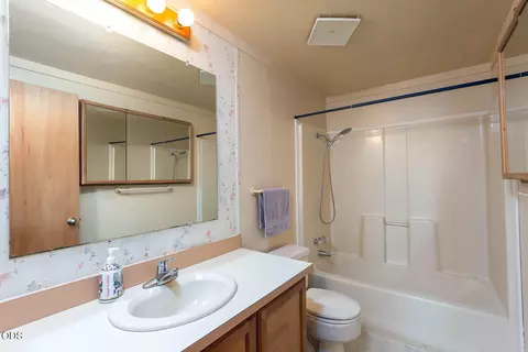 Bath - 59865 Cheyenne Rd, Bend, OR 97702 photo 1 of 2
